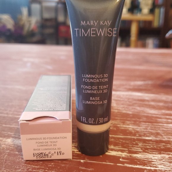 Ivory C 110 (Cool) Luminous 3D Foundation Normal to Dry Skin TimeWise® - Picture 3 of 4